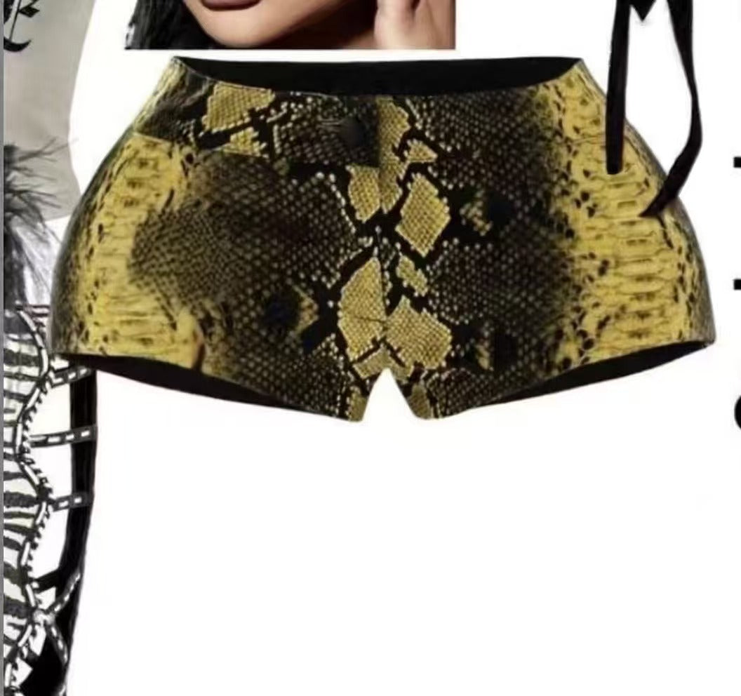 Snake Print Low Rise Shorts GNJF 19880
